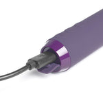 Lilla Je Joue Klassisk Bullet Vibrator i silikon, med USB-ladekabel tilkoblet.