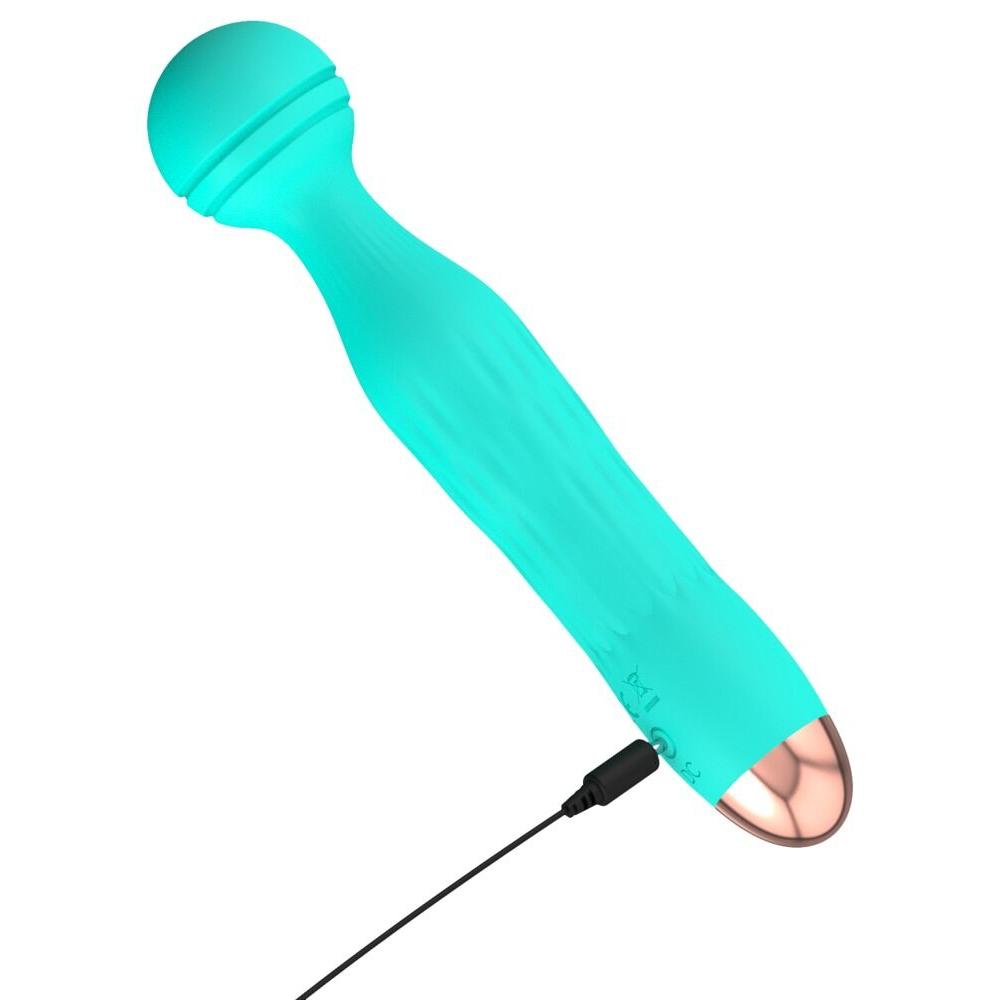 Turkis Cuties AquaVibe klitorisstimulator med rillet hode, gullfarget base og ladekabel.