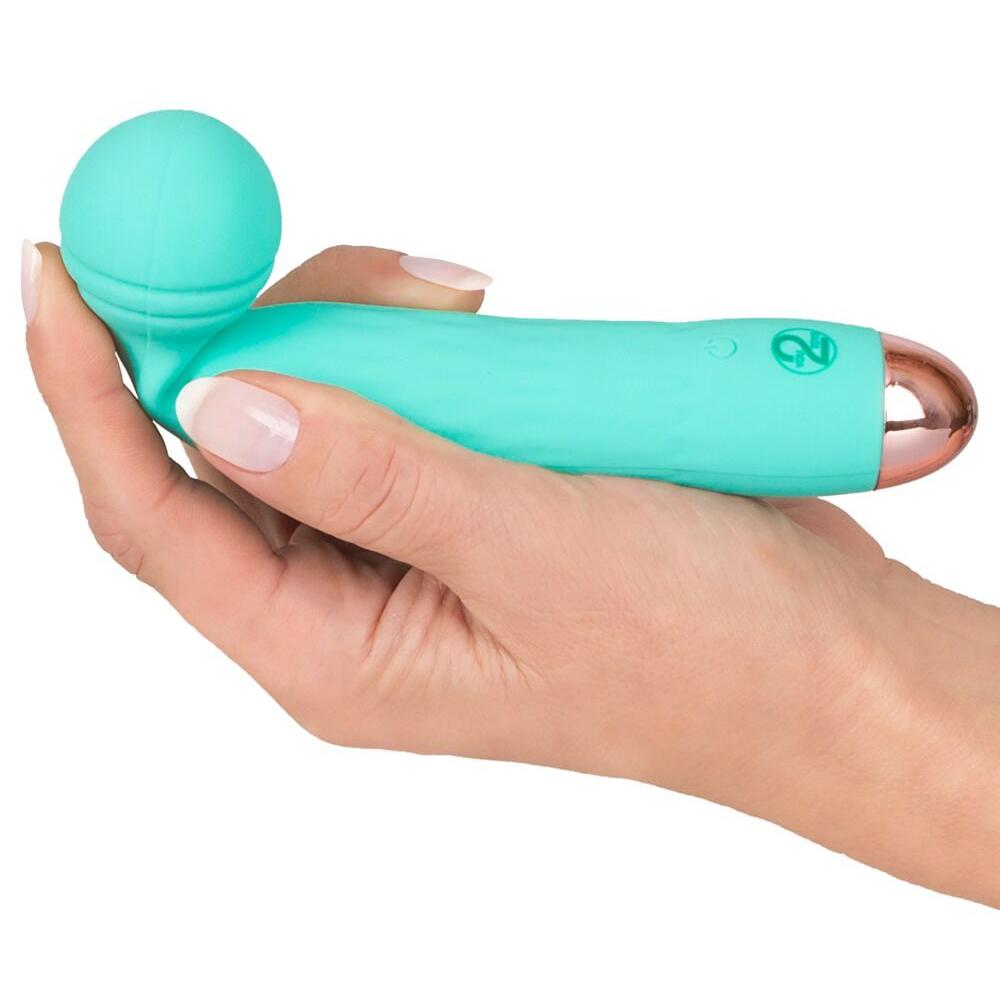 Turkis Cuties AquaVibe klitorisstimulator med fleksibelt, rillet hode og rosegull detaljer, holdt i en hånd.
