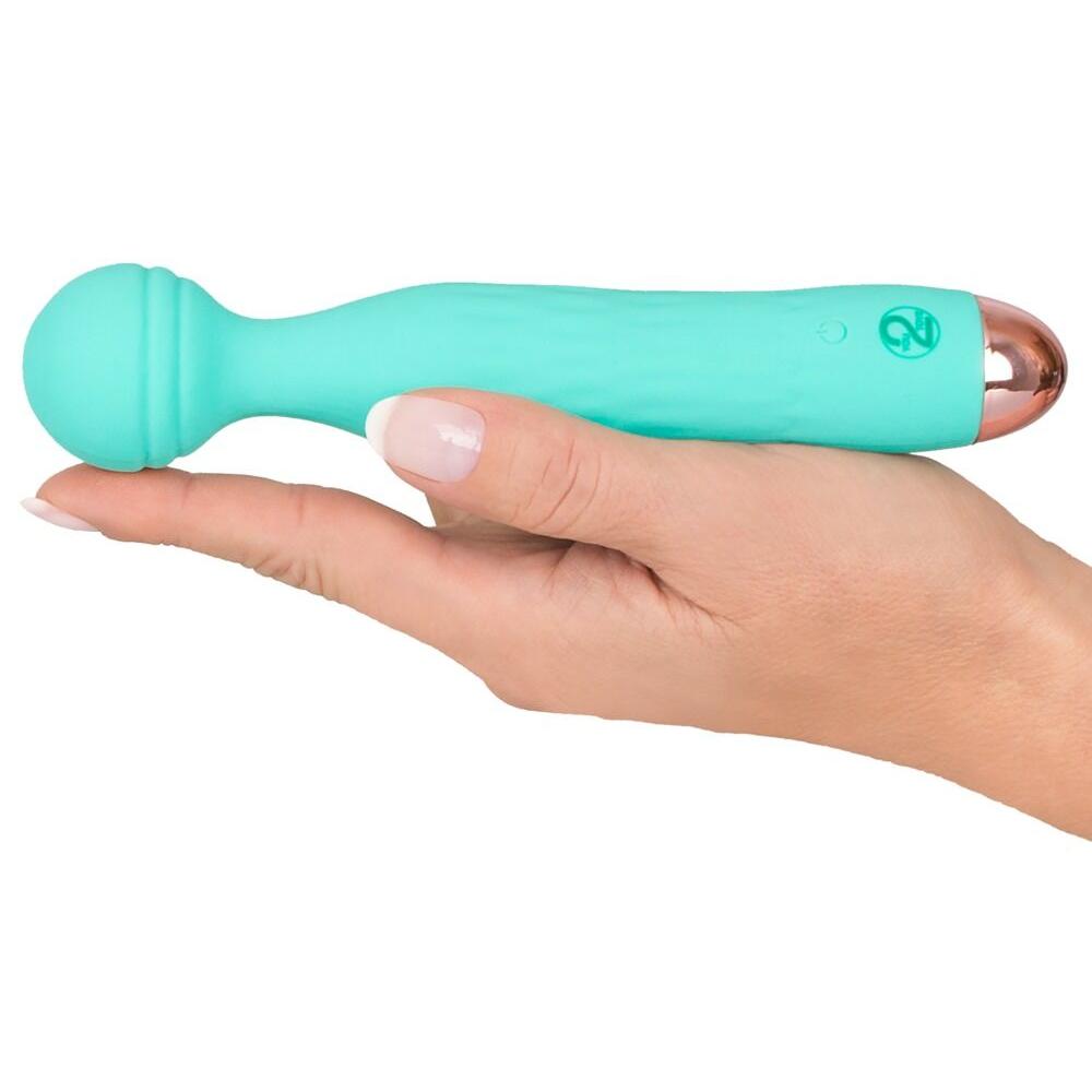 Turkis Cuties AquaVibe klitorisstimulator med rillet hode og rosegull base, holdt i en hånd.