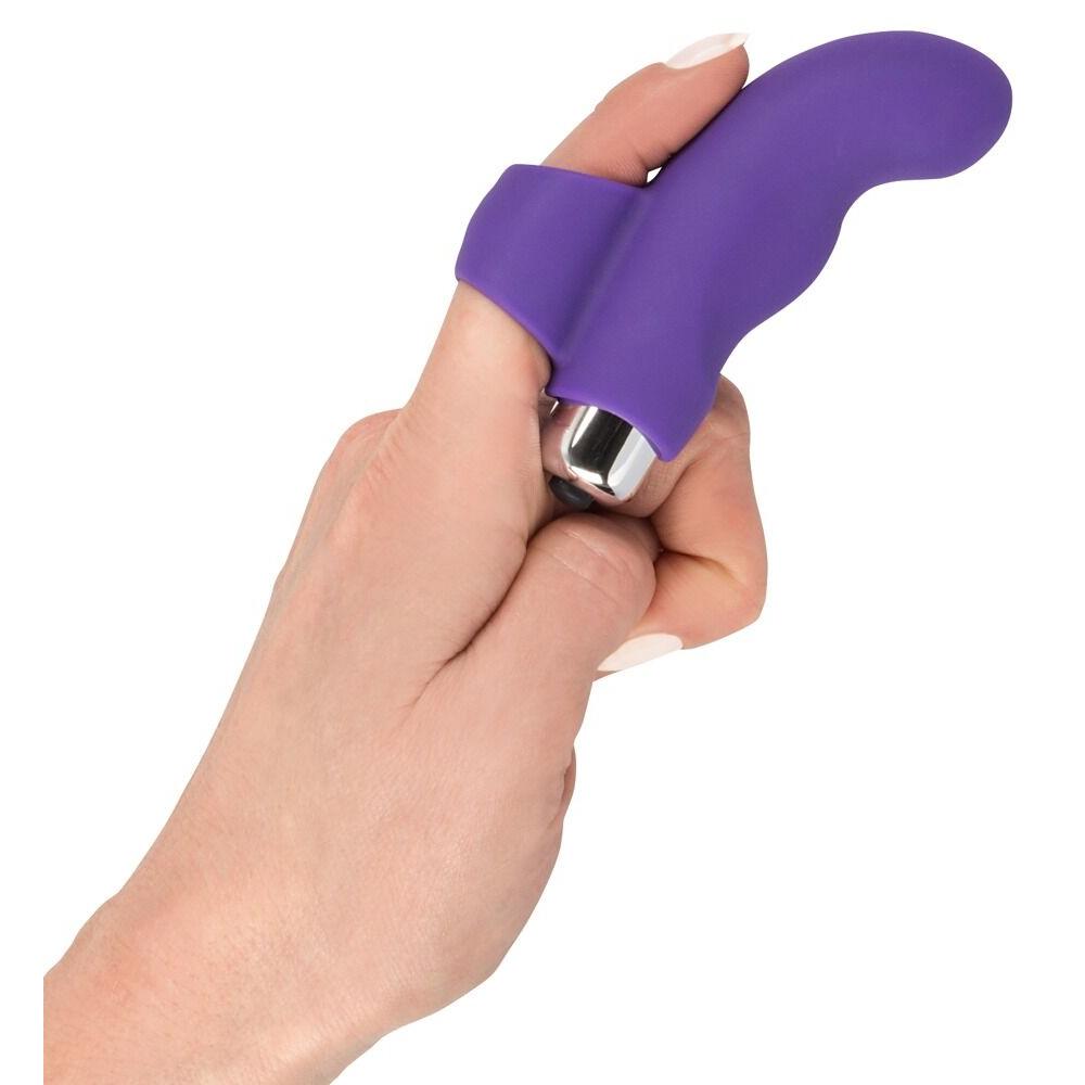 Lilla Sweet Smile fingervibrator i silikon, festet på en finger for presis stimulering.