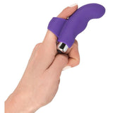 Lilla Sweet Smile fingervibrator i silikon, festet på en finger for presis stimulering.