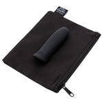 Svart Sensation Bullet Vibrator i silikon med riller, liggende på en åpen svart Fifty Shades of Grey oppbevaringspose.