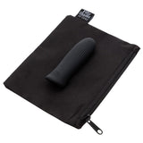 Svart Sensation Bullet Vibrator i silikon med riller, liggende på en åpen svart Fifty Shades of Grey oppbevaringspose.