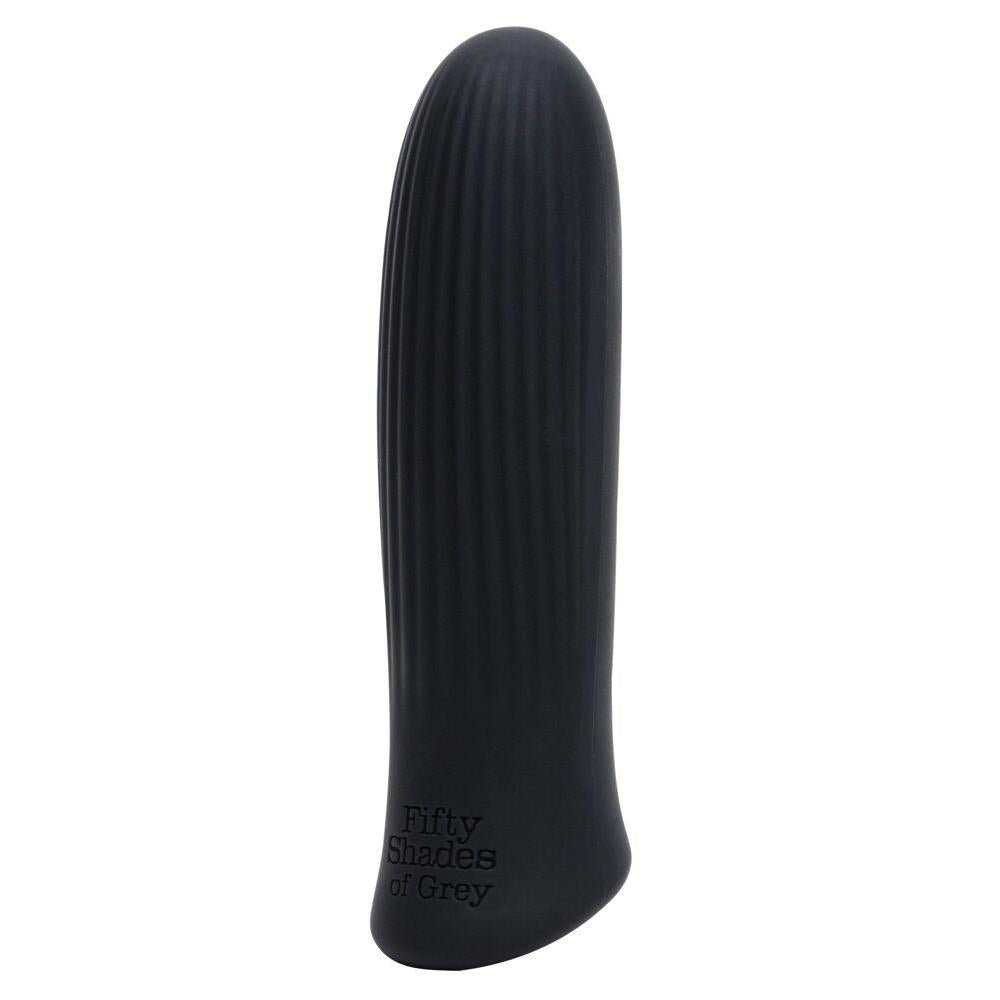 Svart, ribbet silikon bullet vibrator fra Fifty Shades of Grey, med avrundet spiss og logo.