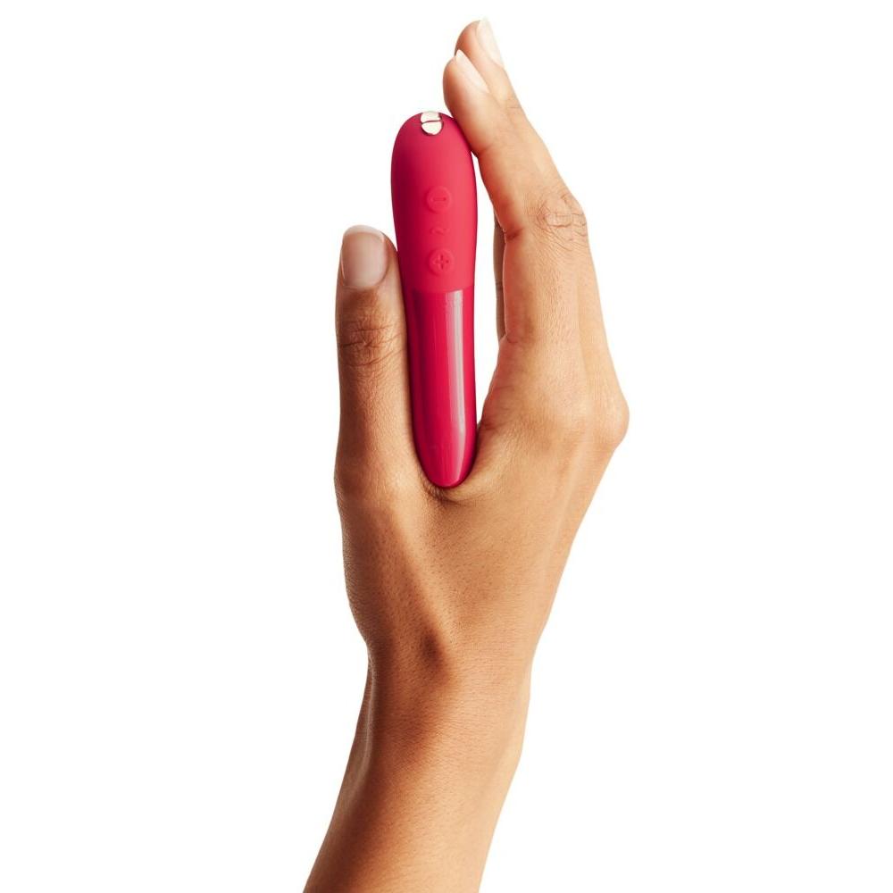 Rød We-Vibe Tango X klitorisstimulator i silikon, holdt i en hånd.