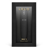 LELO Mia 3 sort klitorisvibrator i elegant svart emballasje med gullfarget logo og tekst.