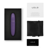 LELO Mia 3 klitorisvibrator i lilla, med ladeetui, bruksanvisning og oppbevaringspose.