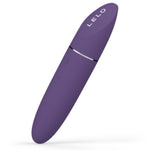 LELO Mia 3 klitorisvibrator i lilla silikon, med diskret leppestiftdesign og LELO-logo.