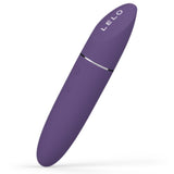 LELO Mia 3 klitorisvibrator i lilla silikon, med diskret leppestiftdesign og LELO-logo.