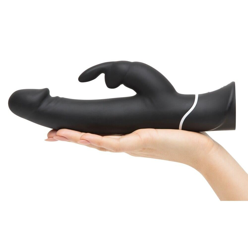 Svart, realistisk Happy Rabbit vibrator med kaninører, holdt i en hånd.