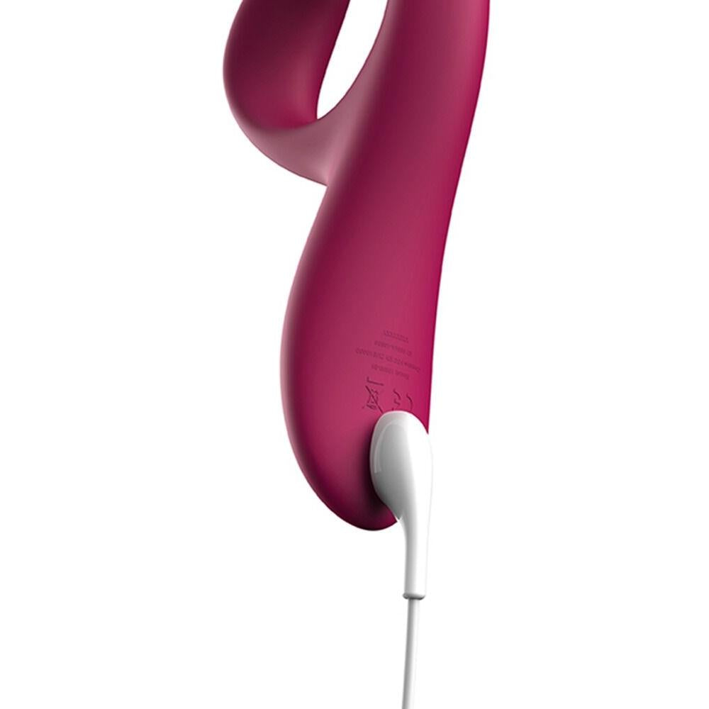 We-Vibe Nova 2 rabbitvibrator i mørk rosa silikon, med hvit ladekabel tilkoblet.