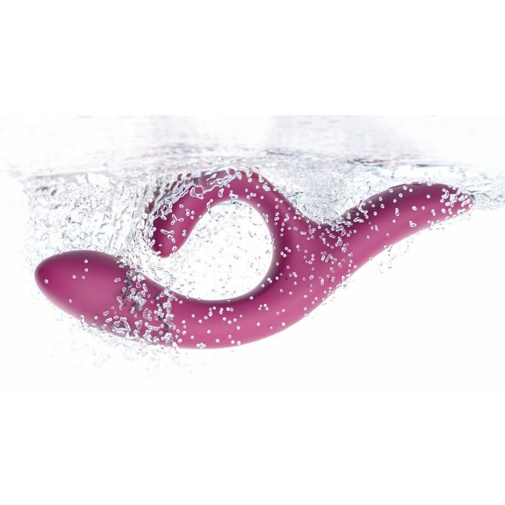 We-Vibe Nova 2 rabbitvibrator i lilla silikon, delvis nedsenket i vann med bobler.