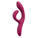 We-Vibe Nova 2 rabbitvibrator i mørk rosa silikon med fleksibel, ergonomisk design og kontrollknapper.