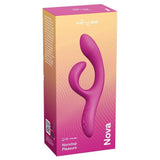 We-Vibe Nova 2 rabbitvibrator i lilla silikon med fleksibel design, vist i rosa og oransje emballasje.