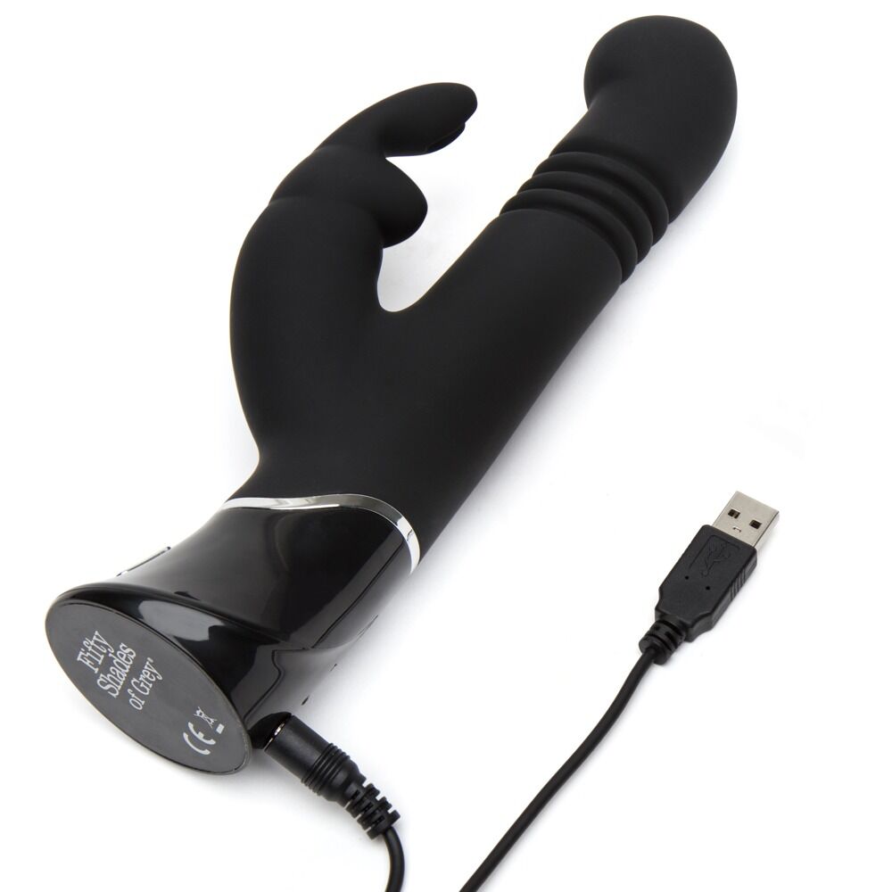 Svart Fifty Shades of Grey Greedy Girl rabbitvibrator med støtfunksjon og USB-ladekabel.