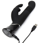 Svart Fifty Shades of Grey Greedy Girl rabbitvibrator med støtfunksjon og USB-ladekabel.