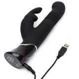 Svart Fifty Shades of Grey Greedy Girl rabbitvibrator med støtfunksjon og USB-ladekabel.