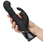 Fifty Shades of Grey Greedy Girl svart silikon rabbitvibrator med støtfunksjon og kaninører, holdt i en hånd.
