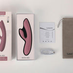 SVAKOM Trysta Neo rabbitvibrator i rosa silikon med G-punkt massasjekule, eske og tilbehør.