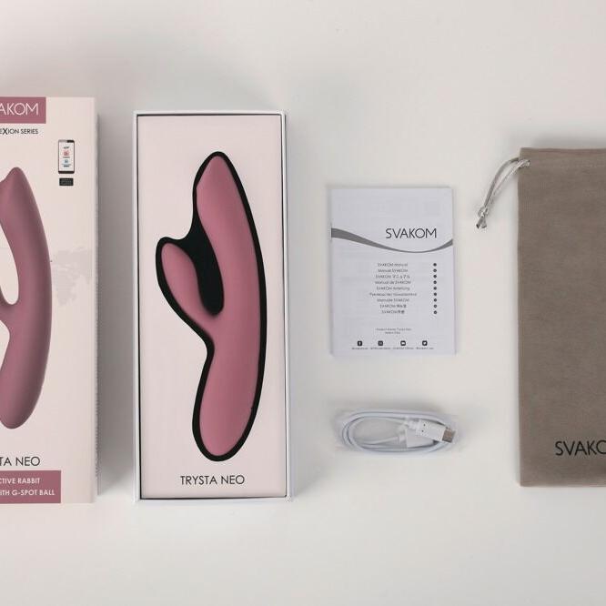 SVAKOM Trysta Neo rabbitvibrator i rosa silikon med G-punkt massasjekule, eske og tilbehør.