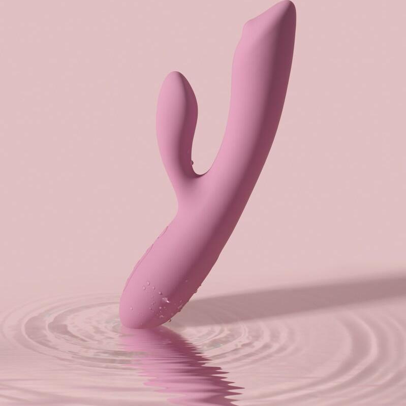 Rosa Trysta Neo rabbitvibrator i silkemyk silikon med G-punkt massasjekule, delvis nedsenket i vann.