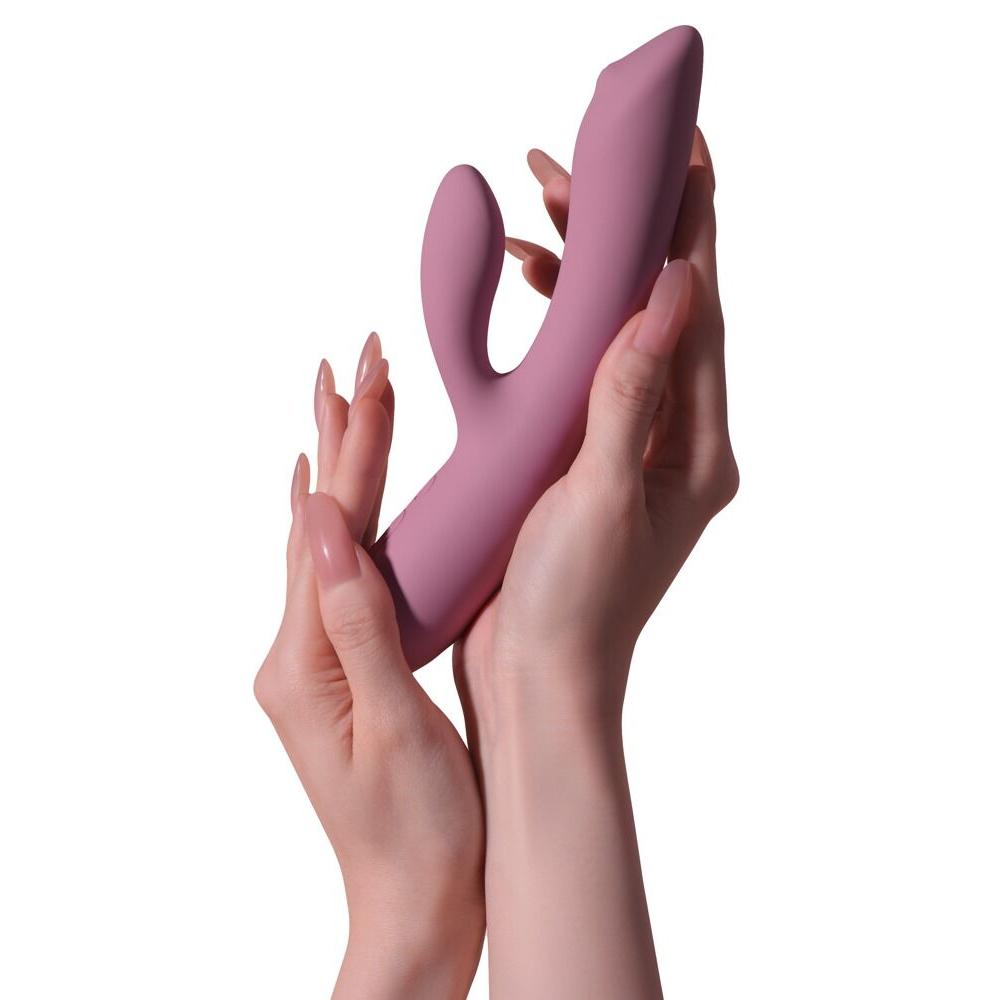 Trysta Neo rabbitvibrator i silkemyk lilla silikon, holdt i to hender.
