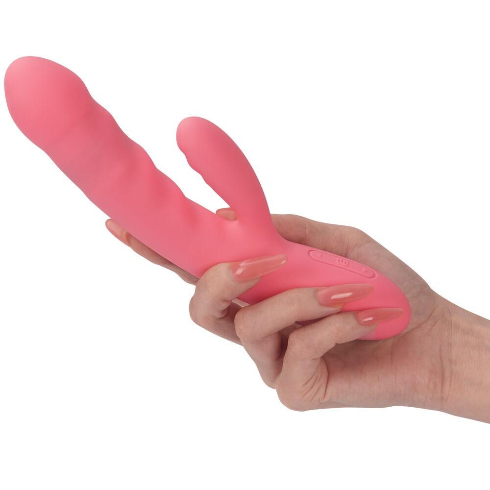 Rosa Avery rabbitvibrator fra SVAKOM, med silkemyk silikon og kontrollknapper, holdt i en hånd.