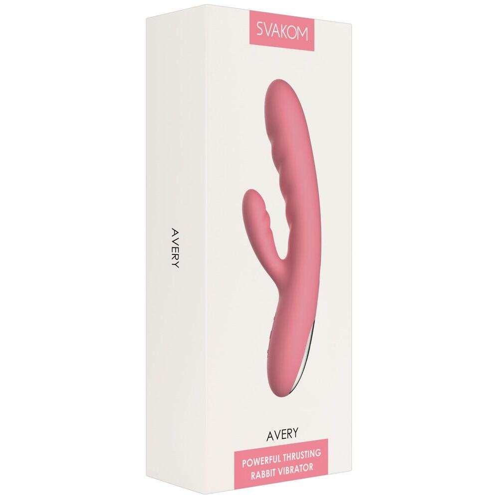 Rosa SVAKOM Avery rabbitvibrator med støtfunksjon, vist i emballasjen.