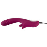 Fuchsia silikon rabbitvibrator med buet skaft, klitorisstimulator og ladekabel.