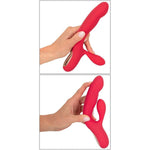 Rød silikon rabbitvibrator med dunkende funksjon, holdt i en hånd, viser ergonomisk design.