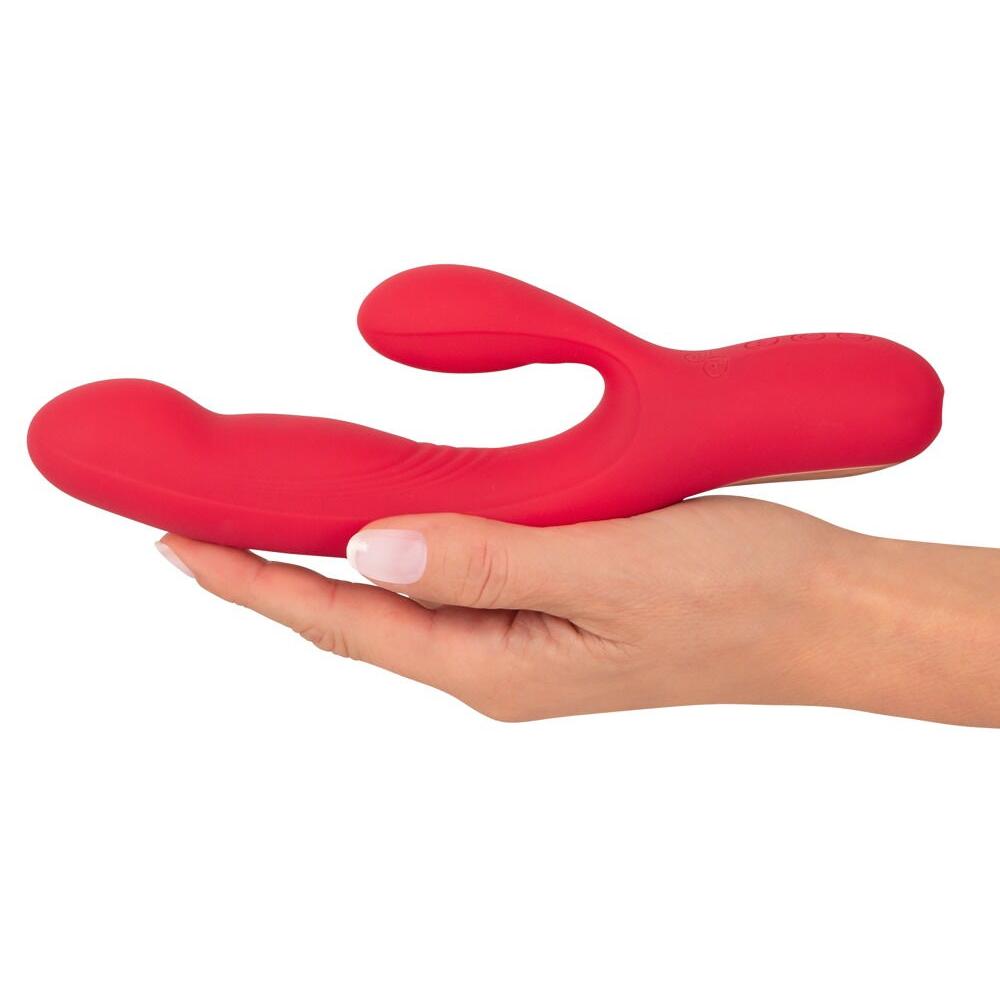 Rød silikon rabbitvibrator med dunkende funksjon, holdt i en hånd.