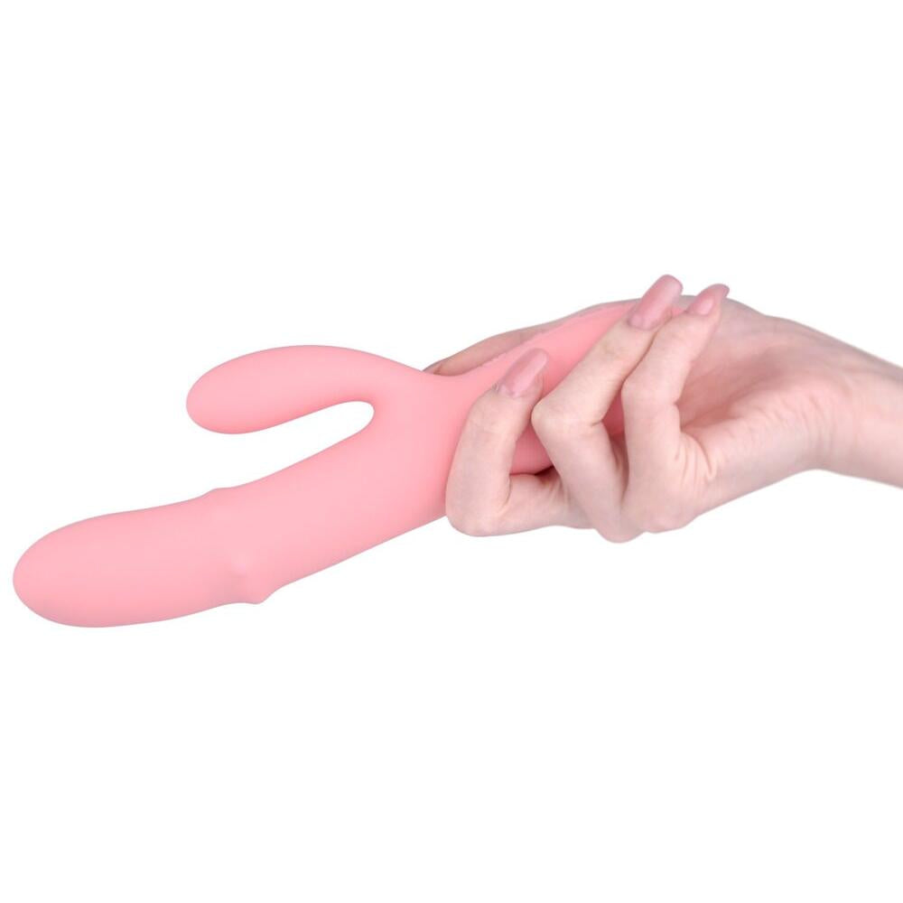Rosa SVAKOM Mora Neo rabbitvibrator i silikon, holdt i en hånd, med dobbel stimulering og perlering.