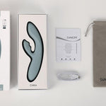 Chika Rabbitvibrator i lysegrønn silikon med varmefunksjon, eske, manual, ladekabel og pose.