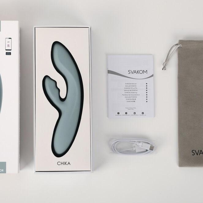 Chika Rabbitvibrator i lysegrønn silikon med varmefunksjon, eske, manual, ladekabel og pose.