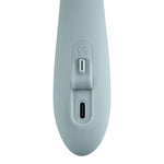 Lyseblå silikon rabbitvibrator med USB-C ladeport og kontrollknapp, detaljert nærbilde.