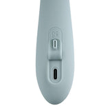 Lyseblå silikon rabbitvibrator med USB-C ladeport og kontrollknapp, detaljert nærbilde.