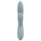 Chika Rabbitvibrator i lyseblå silikon med varme, dual-stimulering og kontrollknapper.