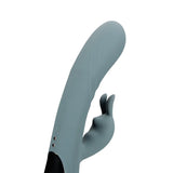 Grå silikon rabbitvibrator med pulserende fingerbevegelse og to motorer for dobbel stimulering.