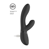 Svart, silkemyk Kyra rabbitvibrator i silikon med pulserende klitorisstimulator og ladekabel.