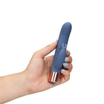 En hånd holder en blå silikon mini rabbitvibrator med rosegullbase og kaninører.