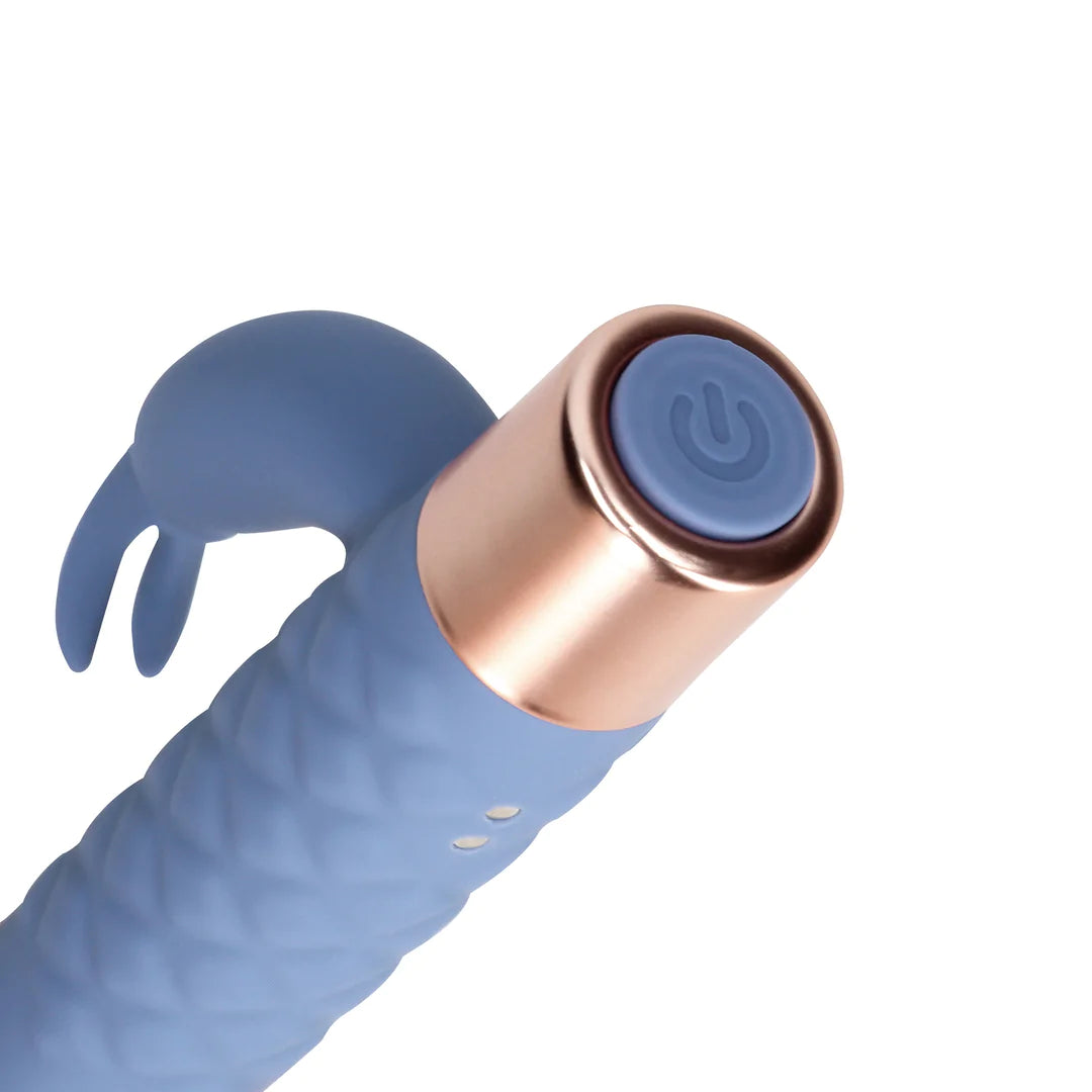 Blå silikon mini rabbitvibrator med rosegullbase og strømknapp.