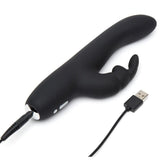 Svart, slank silikon rabbitvibrator med buet form og kaninører, koblet til en USB-ladekabel.