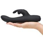 Greedy Girl Slimline Rabbit Vibrator i svart silikon, holdt i en hånd, med buet form og kaninører.