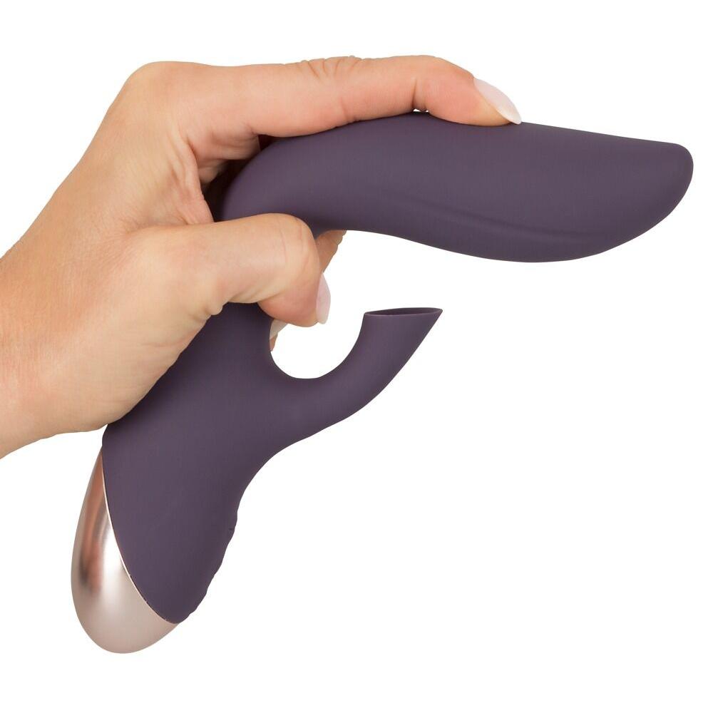 Hånd holder en lilla silikon klitorissuger med G-punktvibrator, med rosegull base.
