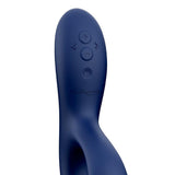 Dyp blå We-Vibe Nova 2 rabbitvibrator i silikon med kontrollknapper og logo.