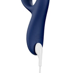 We-Vibe Nova 2 rabbitvibrator i dyp blå silikon med hvit ladekabel.