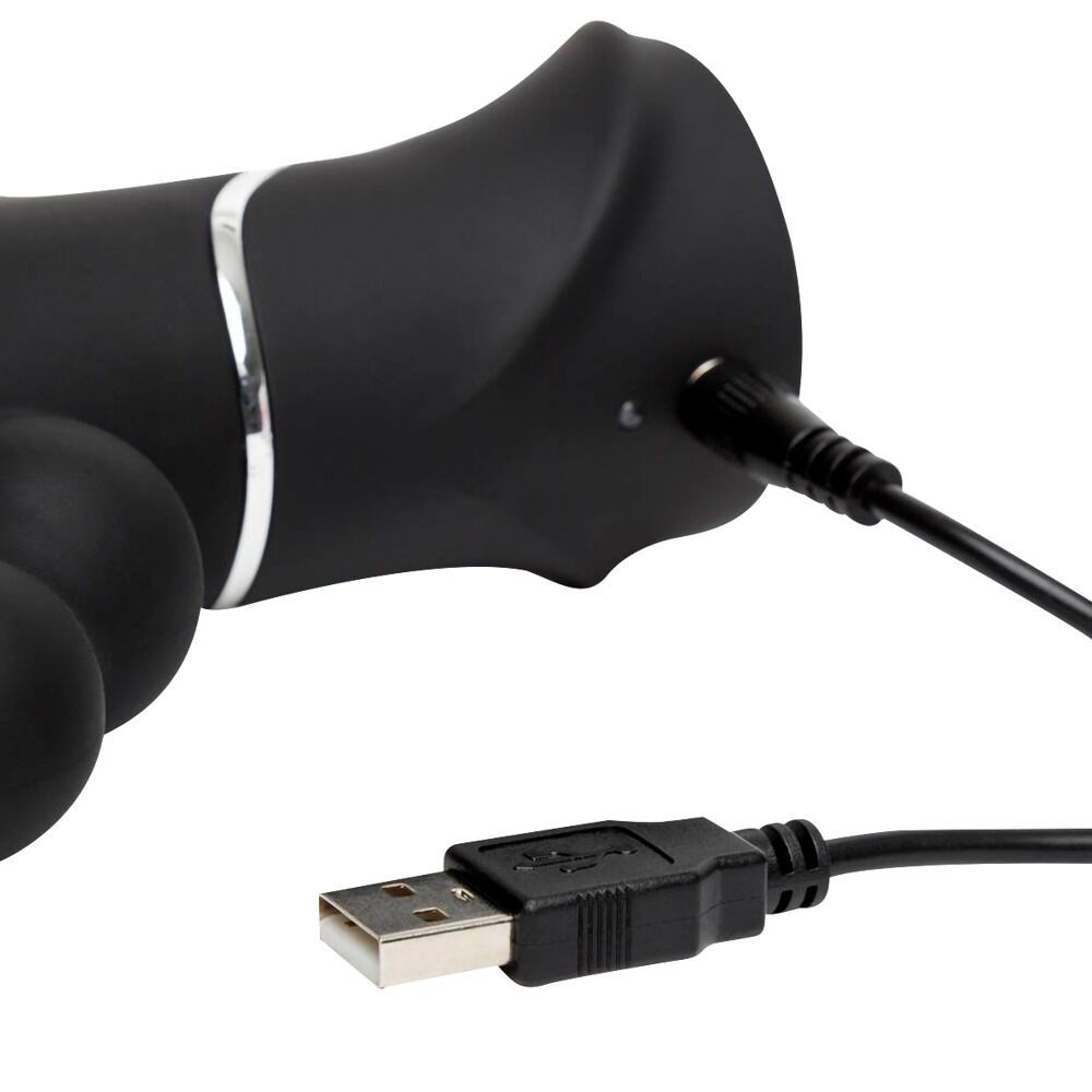 Svart silikon HappyRabbit Triple Curve vibrator med USB-ladekabel tilkoblet.