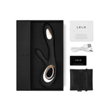 LELO Soraya Wave sort rabbitvibrator i luksuriøs eske med gullfargede detaljer, ladekabel og tilbehør.