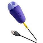 Lilla ROMP Free X sugevibrator med USB-ladekabel, kompakt design og myk silikonoverflate.
